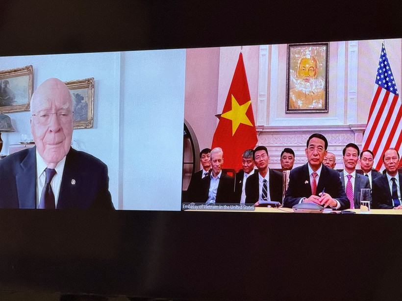 Ảnh chụp qua màn hình cuộc điện đàm giữa Đại tướng Phan Văn Giang và nguyên Thượng nghị sỹ Mỹ Patrick Leahy. (Ảnh: TTXVN phát)