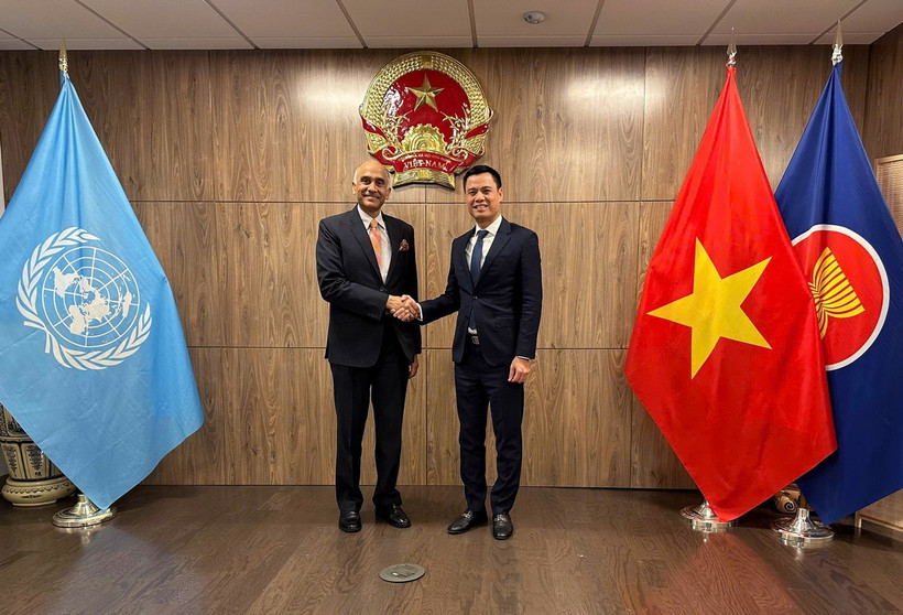 Đại sứ Đặng Hoàng Giang (phải) tiếp Đại sứ Parvathaneni Harish, Trưởng Phái đoàn Thường trực Ấn Độ tại Liên hợp quốc. (Ảnh: TTXVN phát)