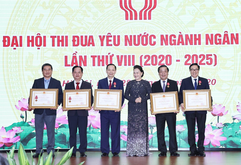 Chủ tịch Quốc hội Nguyễn Thị Kim Ngân trao Huân chương Lao động hạng Nhất cho các cá nhân, tập thể ngành Ngân hàng. (Ảnh: Trọng Đức/TTXVN)