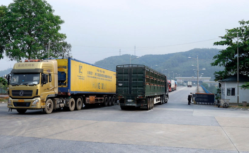 Hoạt động xuất, nhập khẩu tại Cửa khẩu quốc tế đường bộ số II Kim Thành. (Ảnh: Quốc Khánh/TTXVN)