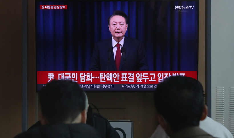 Người dân theo dõi bài phát biểu của Tổng thống Hàn Quốc Yoon Suk Yeol qua truyền hình, tại Seoul ngày 7/12/2024. (Ảnh: THX/TTXVN)