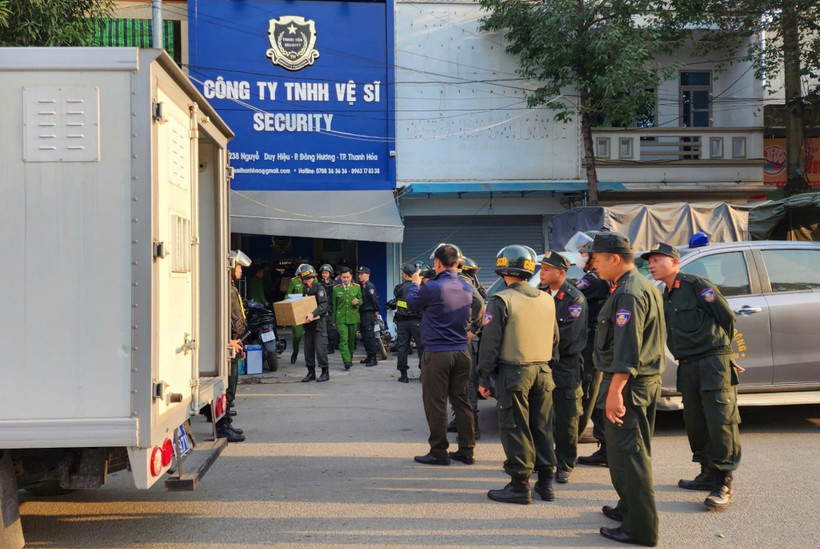 Lực lượng công an khám xét trụ sở Công ty Trách nhiệm hữu hạn Vệ sỹ Security 24 (có địa chỉ tại đường Nguyễn Duy Hiệu, phường Đông Hương, thành phố Thanh Hóa). (Ảnh: TTXVN phát)