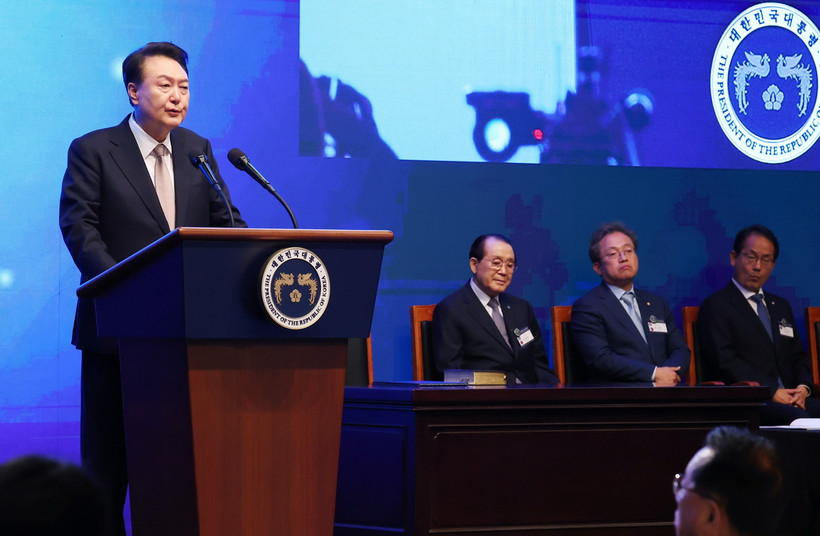 Tổng thống Hàn Quốc Yoon Suk Yeol (trái) phát biểu tại một sự kiện ở Seoul ngày 22/11/2024. (Ảnh: YONHAP/TTXVN)