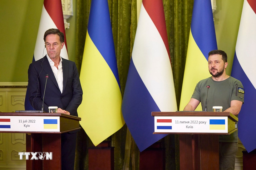 Tổng thống Ukraine Volodymyr Zelensky (phải) và Tổng Thư ký NATO Mark Rutte. (Ảnh: THX/TTXVN)