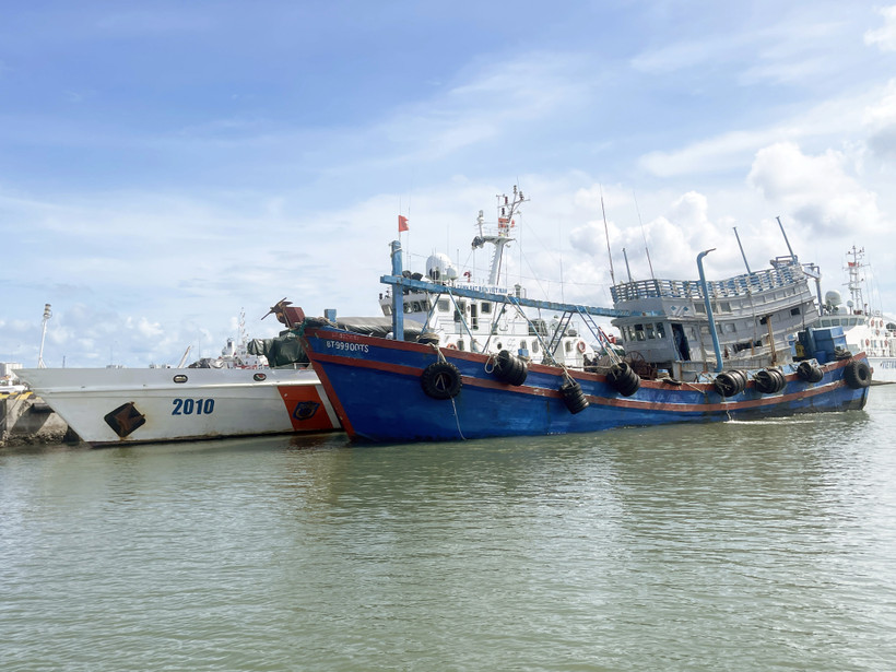 Một chiếc tàu chở tàu không rõ nguồn gốc tại thành phố Vũng Tàu. (Ảnh: TTXVN phát)