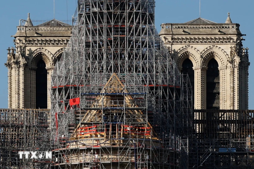 Nhà thờ Đức Bà Paris trong quá trình phục dựng, ngày 6/12/2023. (Ảnh: AFP/TTXVN)