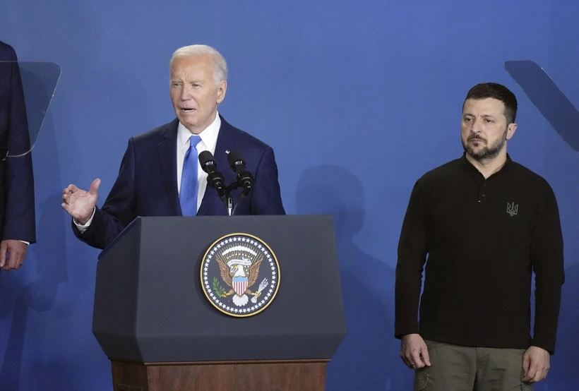 Tổng thống Mỹ Joe Biden (trái) và Tổng thống Ukraine Volodymyr Zelensky tại Hội nghị thượng đỉnh NATO ở Washington ngày 11/7/2024. (Ảnh: Kyodo/TTXVN)