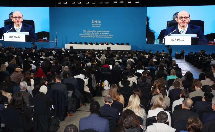 Các đại biểu tại vòng đàm phán thứ 5 của Ủy ban đàm phán liên Chính phủ về ô nhiễm nhựa (INC-5) ở Busan, Hàn Quốc, ngày 25/11/2024. (Ảnh: Yonhap/TTXVN)