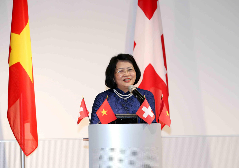 Phó Chủ tịch nước Đặng Thị Ngọc Thịnh phát biểu tại buổi gặp gỡ giảng viên, sinh viên Việt Nam và cộng đồng người Việt Nam tại Thụy Sỹ. (Ảnh: Phương Hoa/TTXVN) 