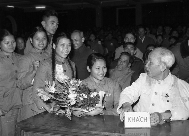 Nhân dân khu Hà Trung, Hà Nội cổ động phong trào diệt giặc dốt, ngày 6/12/1945. (Nguồn: BTLSQG)