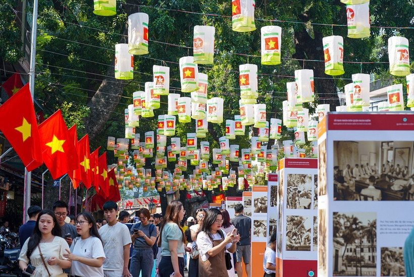 Không gian bích họa Phùng Hưng thu hút đông đảo người dân và du khách. (Ảnh: Khánh Hòa/TTXVN)