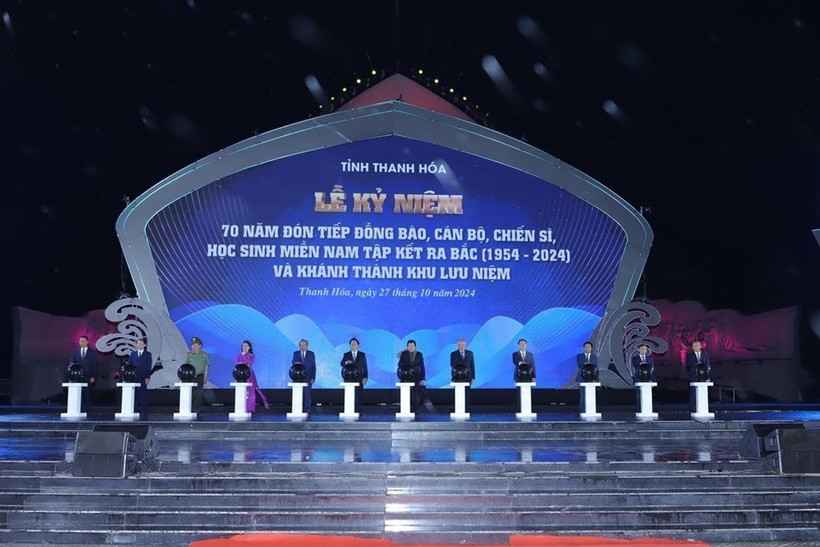 Các vị lãnh đạo Đảng, Nhà nước; lãnh đạo tỉnh Thanh Hóa thực hiện nghi thức khánh thành Khu lưu niệm đồng bào, cán bộ, chiến sĩ và học sinh miền Nam tập kết ra Bắc tại phường Quảng Tiến, thành phố Sầm Sơn. (Ảnh: Hoa Mai/TTXVN)