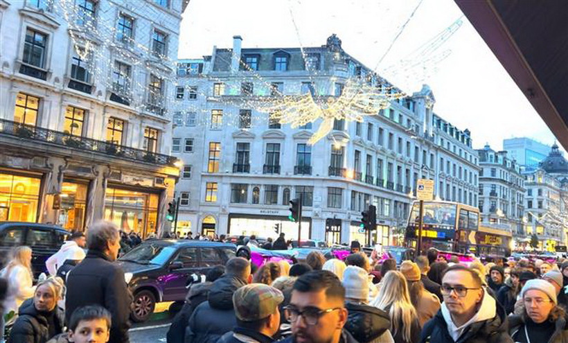 Người dân đi lại trên tuyến phố ở London. (Ảnh: Hải Vân/TTXVN)