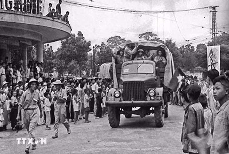 Đại đoàn 308 tiến vào Quảng trường Đông Kinh Nghĩa Thục ngày 10/10/1954. Phần mái nhà nhô ra là tòa nhà "Hàm Cá Mập" ngày nay (Ảnh tư liệu TTXVN)