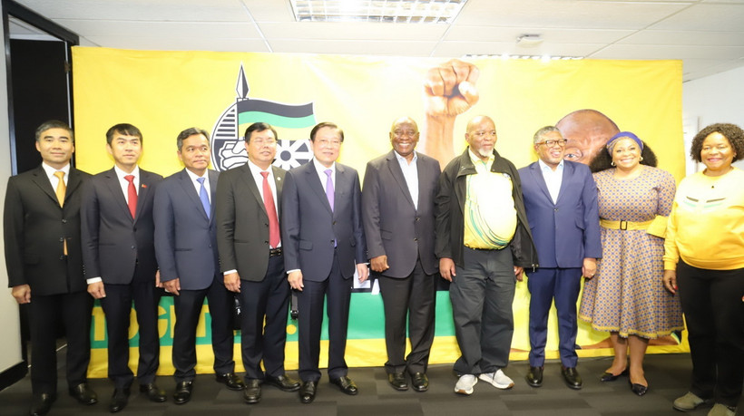 Chủ tịch đảng ANC, Tổng thống Nam Phi Cyril Ramaphosa cùng Đoàn Đại biểu Đảng Cộng sản Việt Nam tại trụ sở đảng. (Ảnh: Hồng Minh/TTXVN)