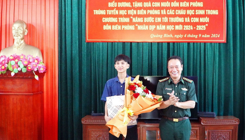 Đại tá Trịnh Thanh Bình, Chỉ huy trưởng Bộ đội Biên phòng Quảng Bình biểu dương thành tích của Nguyễn Anh Vũ khi đậu vào Học viện Biên phòng. (Ảnh: TTXVN phát)