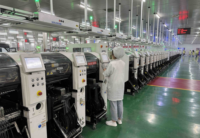 Dây chuyền sản xuất đèn LED ở tỉnh Sơn Tây, Trung Quốc. (Ảnh: Công Tuyên/TTXVN)