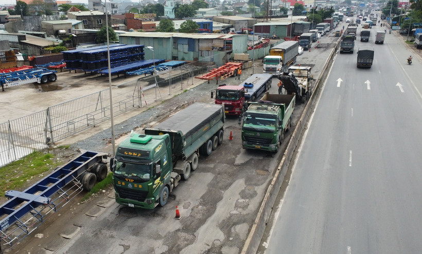 Đóng 1 làn đường trên Quốc lộ 51 đoạn qua Đồng Nai để sửa chữa. (Ảnh: Công Phong/TTXVN)