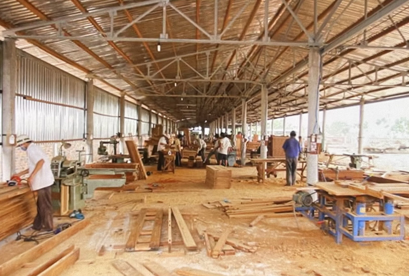 Sản xuất nội thất tại một công ty ở Thành phố Hồ Chí Minh. (Ảnh: Hồng Nhung/TTXVN)