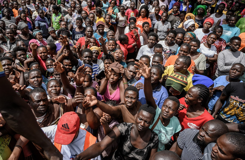 Người dân chờ được phát thực phẩm cứu trợ tại Nairobi, Kenya. (Ảnh: AFP/TTXVN)