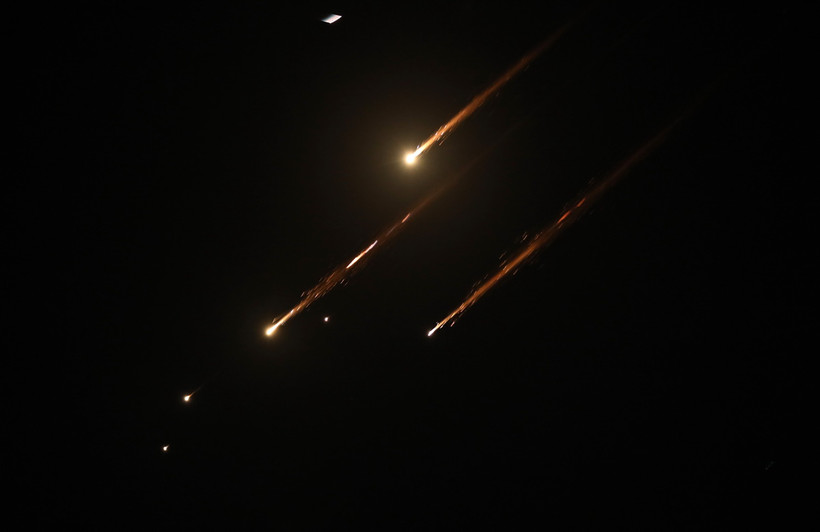 Tên lửa phóng từ Iran bị hệ thống phòng không của Israel đánh chặn trên bầu trời thành phố Nablus, Bờ Tây ngày 1/10/2024. (Ảnh: THX/TTXVN)