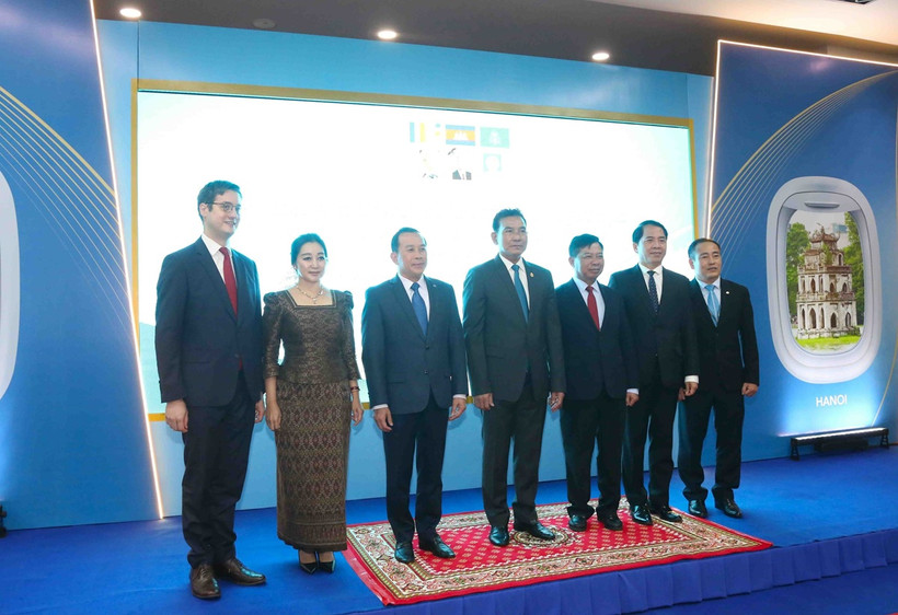 Đại sứ Việt Nam tại Campuchia Nguyễn Huy Tăng (thứ 3, từ phải sang) cùng các địa biểu tham dự sự kiện khai trương đường bay thẳng Hà Nội-Phnom Penh tại Sân bay Quốc tế Phnom Penh. (Ảnh: Huỳnh Thảo/TTXVN)