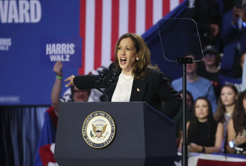 Phó Tổng thống Mỹ Kamala Harris phát biểu trong một cuộc vận động tranh cử. (Ảnh: Kyodo/TTXVN)
