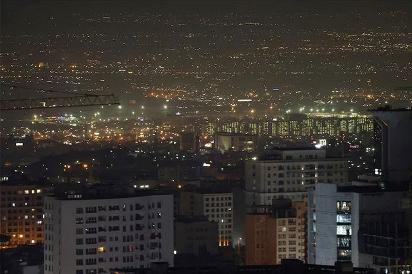 Quang cảnh thủ đô Tehran, Iran rạng sáng 26/10/2024 sau một loạt tiếng nổ lớn. (Ảnh: REUTERS/TTXVN)