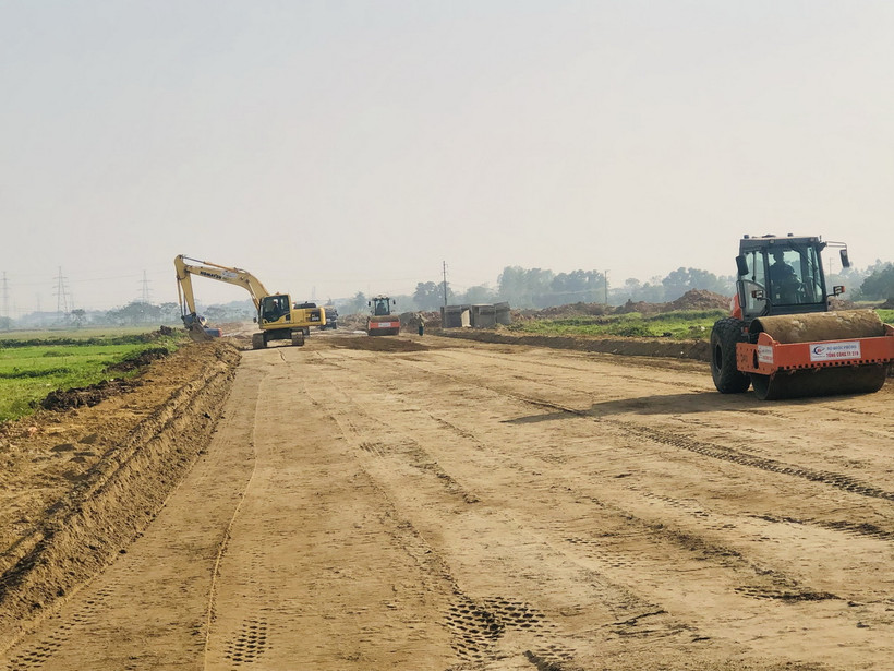 Thi công dự án đường Vành đai 4 qua địa bàn huyện Hoài Đức. (Ảnh: Tuyết Mai/TTXVN)