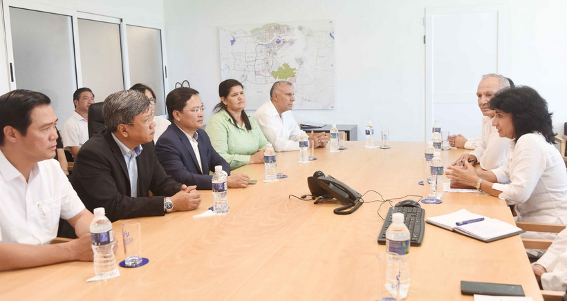 Bí thư Tỉnh ủy Bắc Ninh Nguyễn Anh Tuấn và Ủy viên Bộ Chính trị Đảng Cộng sản Cuba, Bí thư thứ Nhất Tỉnh ủy Artemisa, Gladys Martínez Verdecia tại buổi làm việc với lãnh đạo Đặc khu Phát triển Mariel của Cuba. (Ảnh: Việt Hùng/TTXVN)