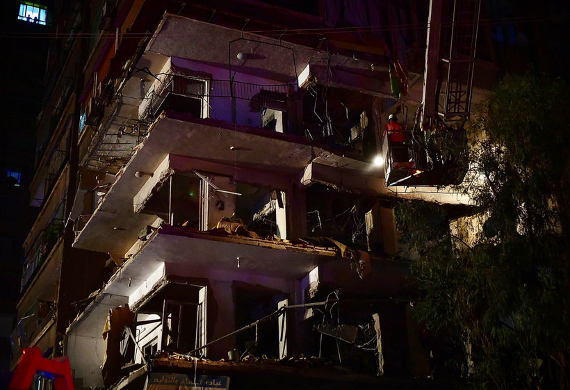 Một tòa nhà bị hư hại sau cuộc không kích của Israel xuống Syria. (Ảnh: THX/TTXVN)