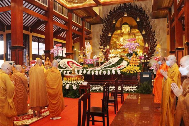 Ông Trần Thanh Mẫn chúc mừng chức sắc Phật giáo Việt Nam