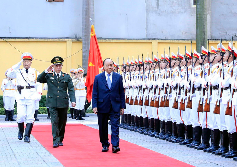 Thủ tướng Nguyễn Xuân Phúc duyệt đội danh dự Công an nhân dân. (Ảnh: Thống Nhất/TTXVN) 