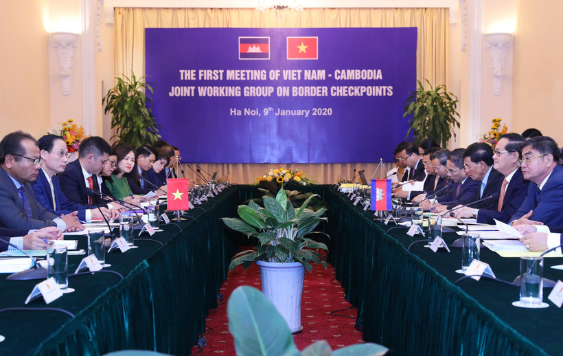 Thứ trưởng Bộ Ngoại giao Lê Hoài Trung và Quốc Vụ khanh Bộ Nội vụ Campuchia Sok Phal đồng chủ trì họp nhóm công tác hỗn hợp về biên giới đất liền vòng 1 giữa hai nước. (Ảnh: Lâm Khánh/TTXVN) 