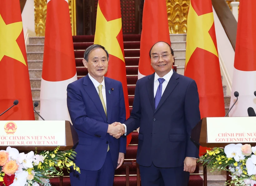 Thủ tướng Nguyễn Xuân Phúc và Thủ tướng Nhật Bản Suga Yoshihide tại buổi gặp gỡ báo chí. (Ảnh: Thống Nhất/TTXVN) 