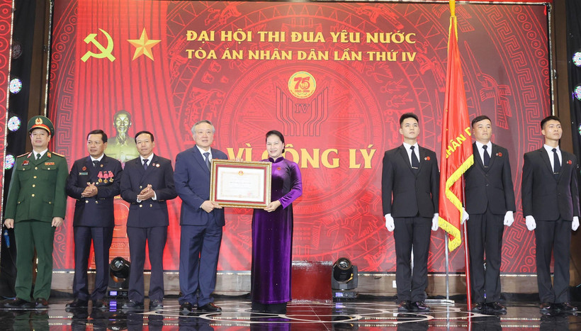 Chủ tịch Quốc hội Nguyễn Thị Kim Ngân trao Huân chương Độc lập hạng Nhất cho Tòa án nhân dân tối cao. (Ảnh: Trọng Đức/TTXVN) 