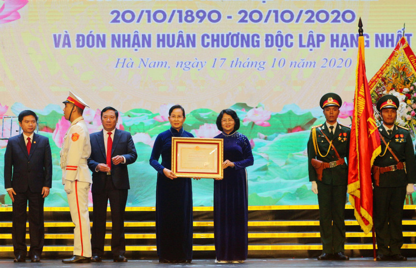Thay mặt lãnh đạo Đảng, Nhà nước, Phó Chủ tịch nước Đặng Thị Ngọc Thịnh trao Huân chương Độc lập hạng Nhất cho Đảng bộ, chính quyền và nhân dân tỉnh Hà Nam. (Ảnh: Đại Nghĩa/TTXVN) 