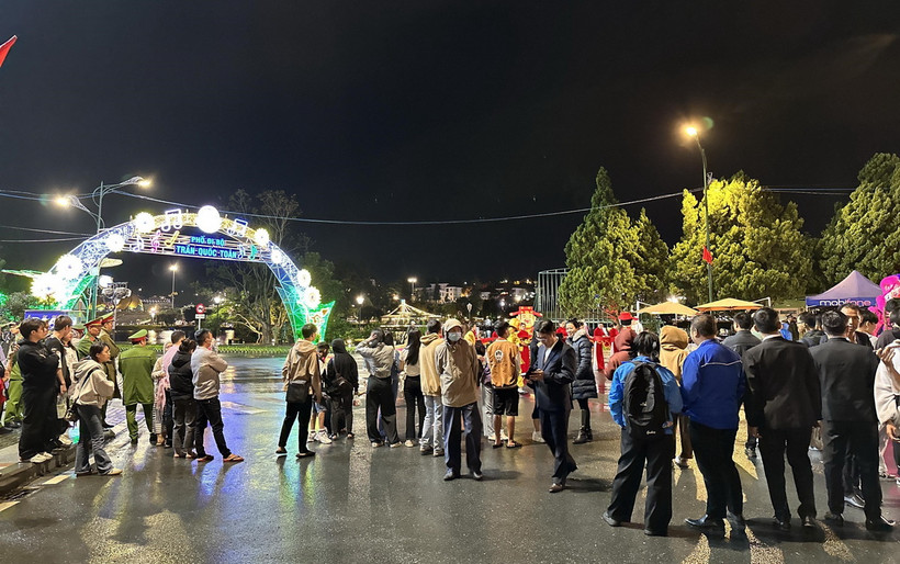 Phố đi bộ Trần Quốc Toản (sát bên hồ Xuân Hương, Đà Lạt) được tổ chức từ 18-22h thứ Sáu, thứ Bảy, Chủ nhật hằng tuần. (Ảnh: Nguyễn Dũng/TTXVN)