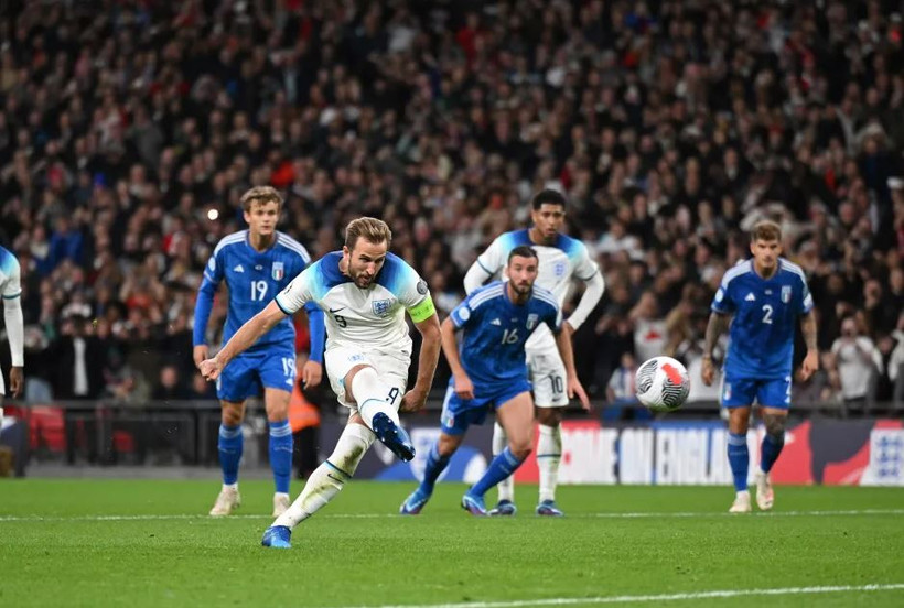 Harry Kane thực hiện quả phạt đền. (Nguồn: The Times)