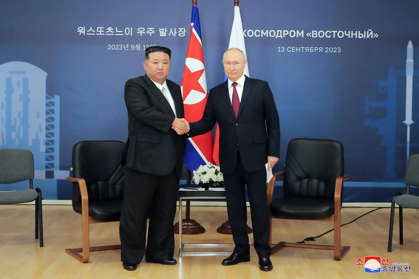 Tổng thống Nga Vladimir Putin (phải) trong cuộc gặp Nhà lãnh đạo Triều Tiên Kim Jong-un tại sân bay vũ trụ Vostochny, tỉnh Amur thuộc vùng Viễn Đông Nga, ngày 13/9/2023. (Ảnh: YONHAP/TTXVN)