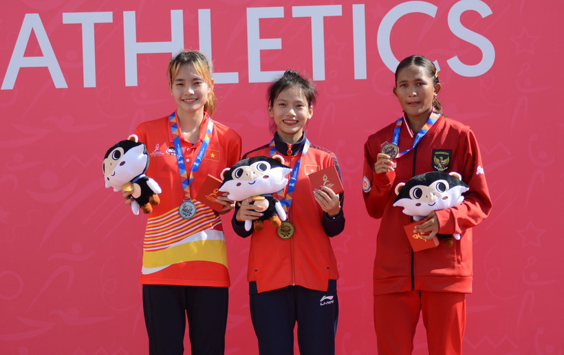 Vận động viên Hoàng Thị Ngọc Anh giành huy chương Vàng và vận động viên Nguyễn Khánh Linh giành huy chương Bạc. (Ảnh: Văn Dũng/TTXVN)