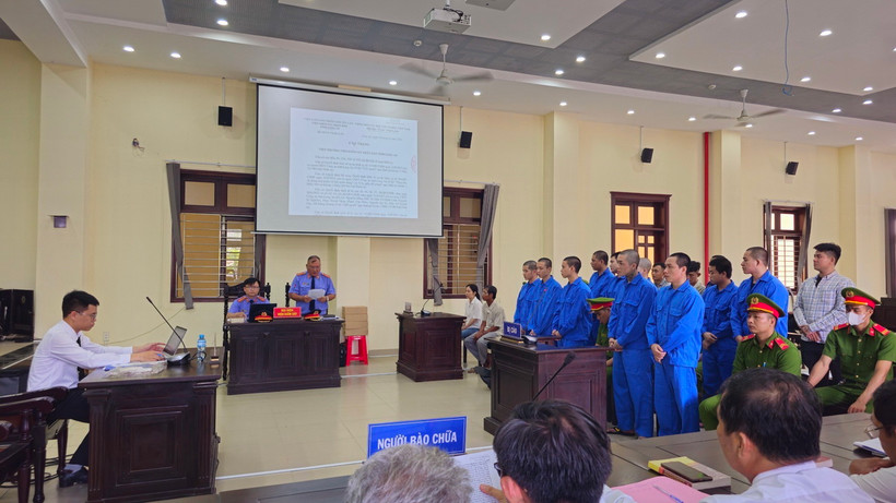 Phiên xét xử sơ thẩm vụ dùng súng bắn người tại tiệc nhậu sinh nhật trên địa bàn xã Mỹ Phú, huyện Thủ Thừa, Long An. (Ảnh: TTXVN phát)