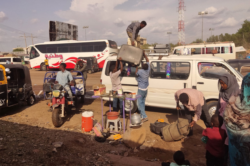 Người dân sơ tán tránh xung đột tới bang Gadaref, miền Đông Sudan. (Ảnh: AFP/TTXVN)