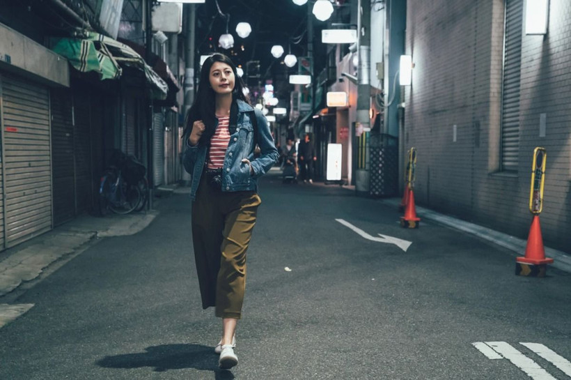 Những hành động tưởng chừng vô hại như việc mua 1 que kem buổi tối cũng có thể tiết lộ thông tin cá nhân. (Ảnh: Shutterstock)