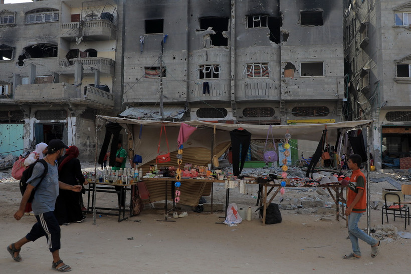 Người dân Palestine họp chợ tại thành phố Khan Younis, Dải Gaza ngày 15/6/2024. (Ảnh: THX/TTXVN)