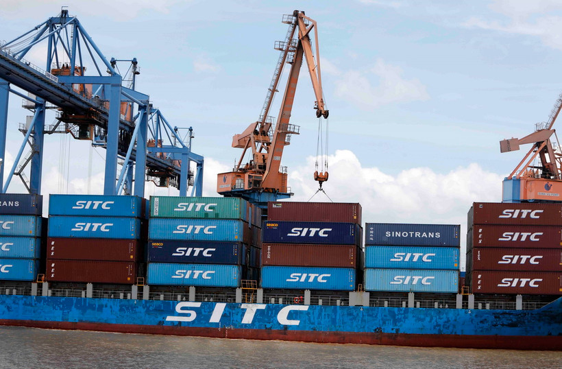 Bốc xếp hàng hóa xuất, nhập khẩu qua cảng Đình Vũ, Hải Phòng. (Ảnh: Trần Việt/TTXVN)