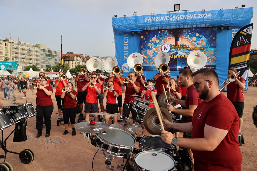 Ban nhạc Dek'Onex ở Thụy Sĩ đã tới khu vực fanzone và trình diễn những ca khúc sôi động, cổ vũ tinh thần của cổ động viên có mặt tại fanzone ở Geneva. (Ảnh: Anh Hiển/TTXVN)