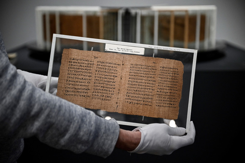 Cuốn sách Crosby-Schoyen Codex được trưng bày tại nhà đấu giá Christie's ở Paris, Pháp, ngày 23/4/2024. (Ảnh: AFP/TTXVN)