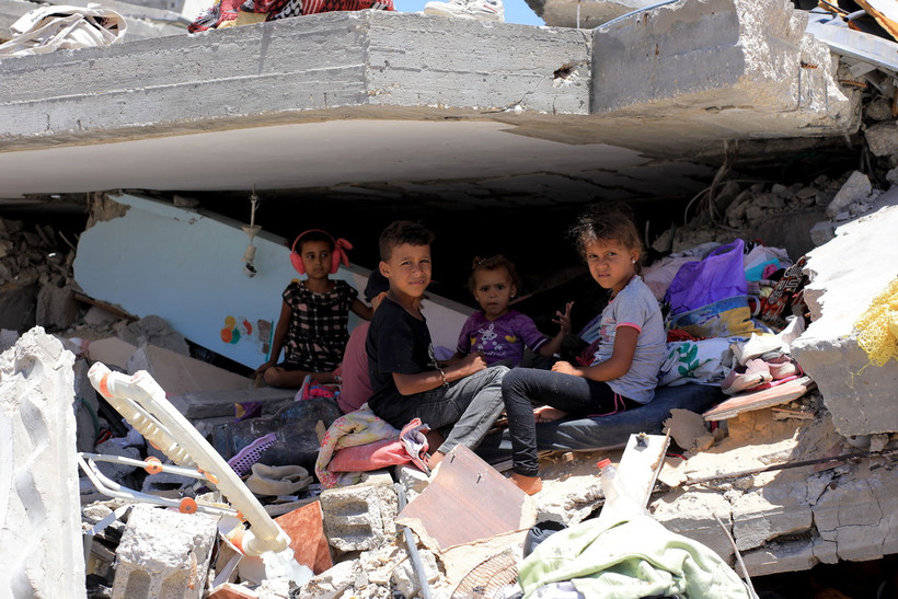 Các em nhỏ tại Khan Younis, Dải Gaza, ngày 31/5/2024. (Ảnh: THX/TTXVN)