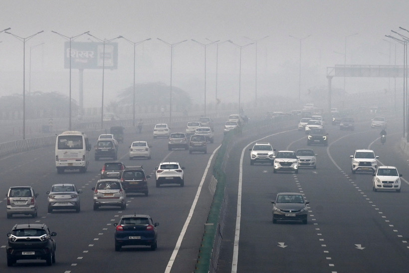 Khói mù ô nhiễm bao phủ dày đặc tại New Delhi, Ấn Độ. (Ảnh: AFP/TTXVN)